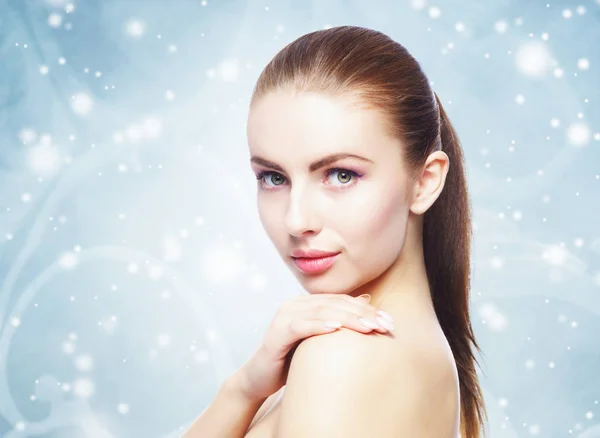 Retrato Mulher Jovem Bonita Saudável Durante Inverno Fundo Natal Cuidados — Fotografia de Stock