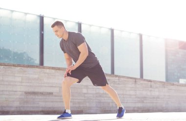 Genç, uygun ve spor içinde açık eğitim güçlü adam. Yakışıklı ve günbatımı ışığında adam. Spor, sağlık, fitness ve kentsel atletizm ve sokak spor salonu.