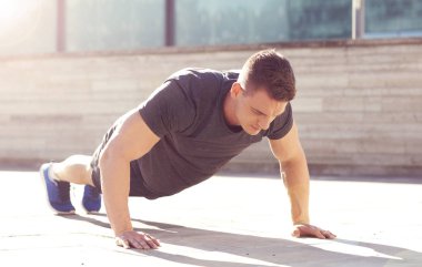 Genç, uygun ve spor içinde açık eğitim güçlü adam. Yakışıklı ve günbatımı ışığında adam. Spor, sağlık, fitness ve kentsel atletizm ve sokak spor salonu.