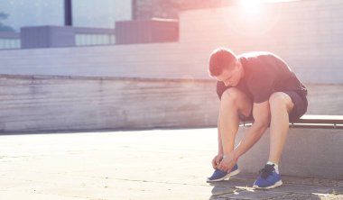 Genç, uygun ve spor içinde açık eğitim güçlü adam. Yakışıklı ve günbatımı ışığında adam. Spor, sağlık, fitness ve kentsel atletizm ve sokak spor salonu.