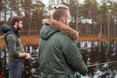 Balıkçı bir nehirde balık yakalamak bir iplik çubuk ile. Adam bir hafta sonu. Hobi, eğlence ve etkin yaz ve sonbahar kavramı. Kırsal arka plan.