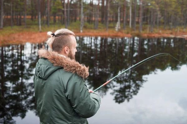 Fiskare Med Kastspö Fånga Fisk Flod Man Helg Hobby Fritid — Stockfoto