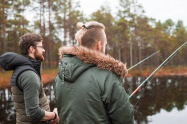 Balıkçı bir nehirde balık yakalamak bir iplik çubuk ile. Adam bir hafta sonu. Hobi, eğlence ve etkin yaz ve sonbahar kavramı. Kırsal arka plan.
