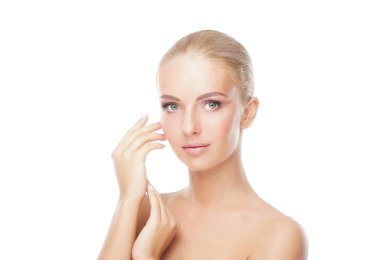 Genç ve sağlıklı bir kız güzel yüzü. Cilt Bakımı, kozmetik ve yüz kavramı kaldırma.