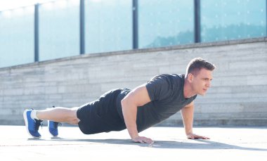 Genç ve spor giyim açık eğitim sportif adam. Yakışıklı ve formda adam sokakta. Spor, sağlık, fitness ve kentsel atletizm.