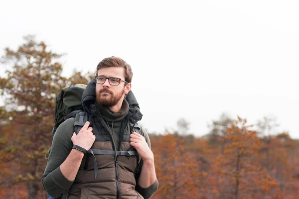 Бородатий Хлопець Рюкзаком Ходить Болотах Насолоджується Видами Табір Пригоди Подорожі — стокове фото