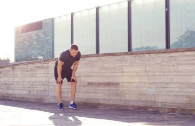 Genç, uygun ve spor içinde açık eğitim güçlü adam. Yakışıklı ve günbatımı ışığında adam. Spor, sağlık, fitness ve kentsel atletizm ve sokak spor salonu.