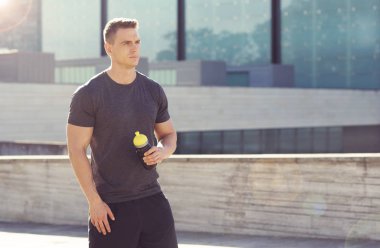 Genç, uygun ve spor içinde açık eğitim güçlü adam. Yakışıklı ve günbatımı ışığında adam. Spor, sağlık, fitness ve kentsel atletizm ve sokak spor salonu.