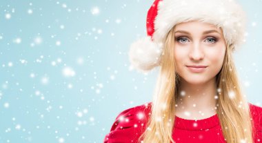 Genç ve güzel kız Noel şapka içinde. Kış konsepti.