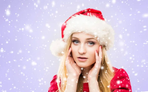 年轻漂亮的女孩在圣诞帽子。冬季概念. — 图库照片