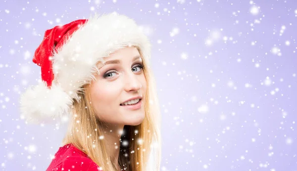 Menina jovem e bonita em um chapéu de Natal. Conceito de Inverno . — Fotografia de Stock