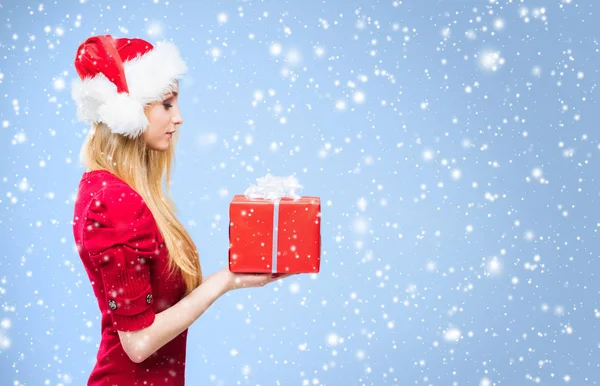 Jeune et belle fille dans un chapeau de Noël. Concept d'hiver . — Photo