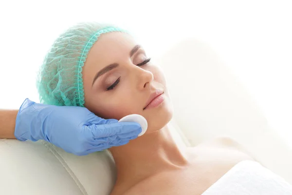 Cosmetologist Limpeza Rosto Uma Jovem Mulher Com Algodão Almofadas Removendo — Fotografia de Stock