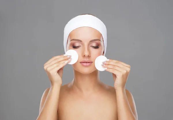 Young Woman Cleaning Her Face Cotton Pads Girl Removing Cosmetics — Stock Photo, Image