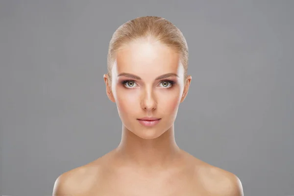 灰色の背景の上若くて健康的な女性の美しい顔 スキンケア 化粧品および概念を持ち上げる顔 — ストック写真