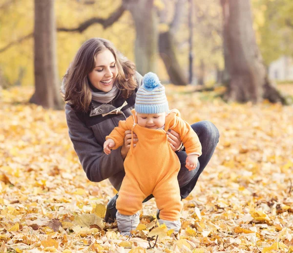 Park Toddler Bebek Ile Oynarken Annesi Anne Oğlu Mevsim Sonbahar — Stok fotoğraf