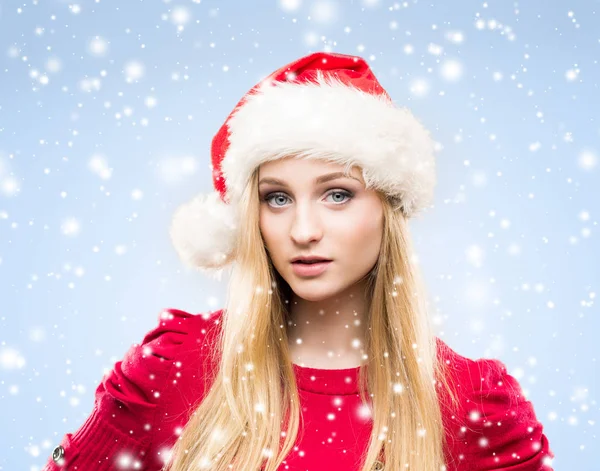 Portrét Přitažlivá Blondýnka Vánoční Pozadí Sněhem — Stock fotografie