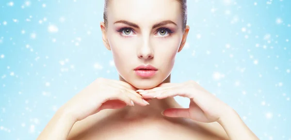 美丽和健康的女人在冬季圣诞节背景的肖像 化妆和面部提升概念 — 图库照片