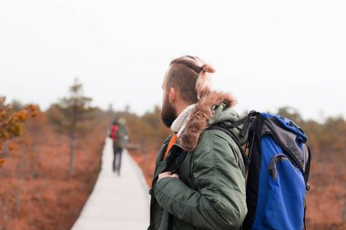 Bataklık ormanda yürüyüş sırt çantaları ile iki adam. Kamp, macera, seyahat ve balık tutma kavramı.