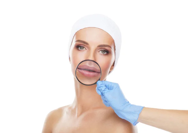 Twarz Dziewczyna Młoda Piękna Szkło Powiększające Kobieta Ogromnym Usta Chirurgia — Zdjęcie stockowe