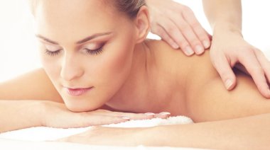 Spa sağlıklı ve güzel bir kadın. Rekreasyon, enerji, sağlık, Masaj ve şifa kavramı.