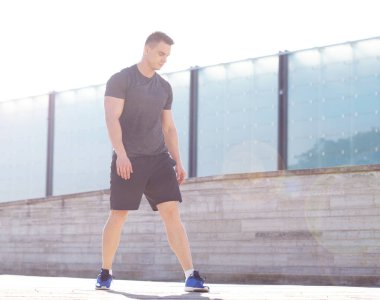 Genç, uygun ve spor içinde açık eğitim güçlü adam. Yakışıklı ve günbatımı ışığında adam. Spor, sağlık, fitness ve kentsel atletizm ve sokak spor salonu.