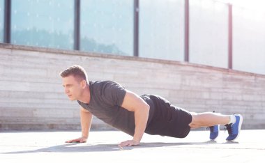Genç, uygun ve spor içinde açık eğitim güçlü adam. Yakışıklı ve günbatımı ışığında adam. Spor, sağlık, fitness ve kentsel atletizm ve sokak spor salonu.