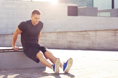 Genç, uygun ve spor içinde açık eğitim güçlü adam. Yakışıklı ve günbatımı ışığında adam. Spor, sağlık, fitness ve kentsel atletizm ve sokak spor salonu.