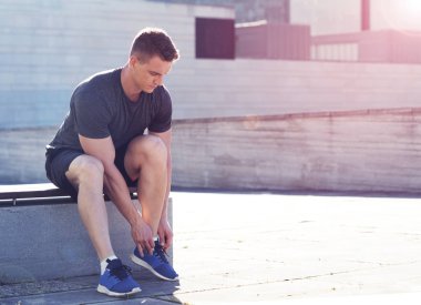 Genç, uygun ve spor içinde açık eğitim güçlü adam. Yakışıklı ve günbatımı ışığında adam. Spor, sağlık, fitness ve kentsel atletizm ve sokak spor salonu.