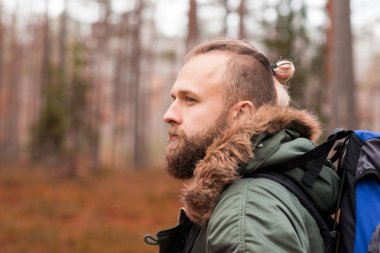 Bir sırt çantası ve ormanda hiking sakallı olan adam. Kamp, macera, kavram seyahat. 