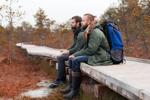 Dos Tipos Barbudos Con Mochilas Sentados Pantanos Campamento Aventura Viajes — Foto de Stock