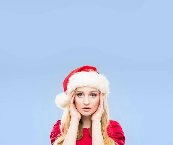 Piękny Młody Ładny Dziewczyna Boże Narodzenie Kapelusz Tle Śniegu — Zdjęcie stockowe