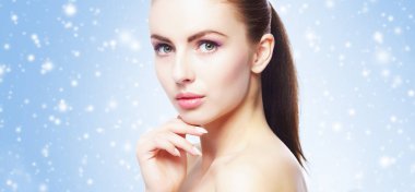 Kış Noel arka plan Genç, güzel ve sağlıklı kadın portresi. Sağlık, spa, makyaj ve yüz kavramı kaldırma.