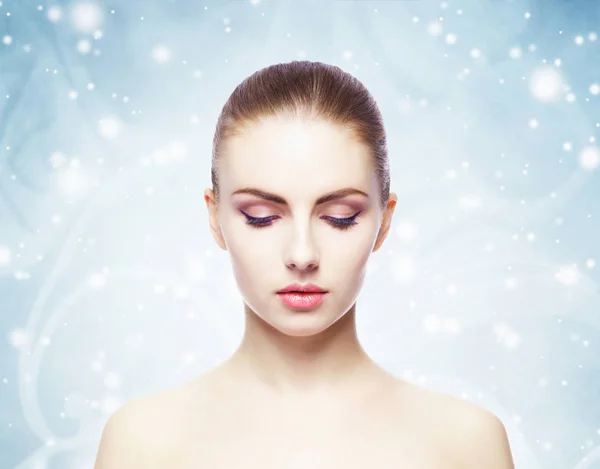 美丽和健康的女人在冬季圣诞节背景的肖像 化妆和面部提升概念 — 图库照片