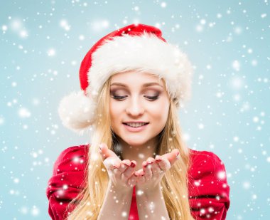 Noel şapkalı güzel sarışın kız. Tatil kavramı.