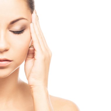 Beyaz arka planda izole edilmiş insan yüzü. Güzel, taze ve sağlıklı bir kadının spa portresi..