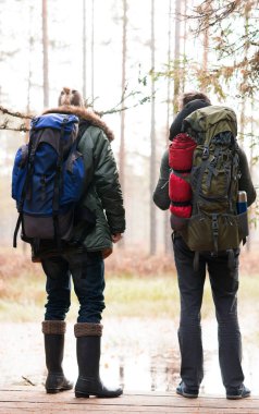 Sırt çantaları bataklıklarında hiking ile iki sakallı adam. Kamp, macera, seyahat ve balık tutma kavramı.
