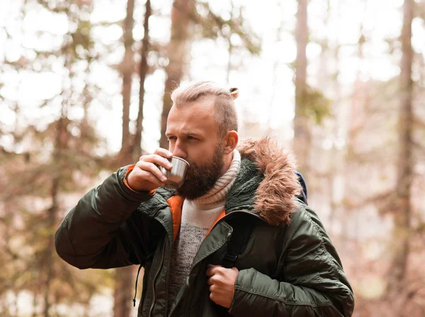 Koncept Camp Dobrodružství Cestování Přátelství Muž Batohem Vousy Turistika Lese — Stock fotografie