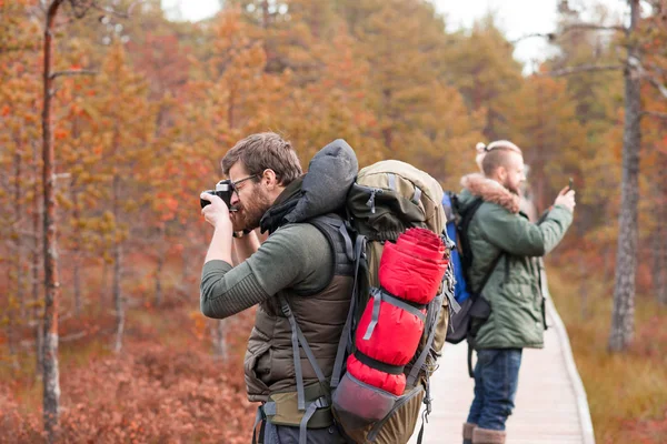 バックパックの沼を歩いて 写真を撮ると 人の男 キャンプ 釣りのコンセプト — ストック写真