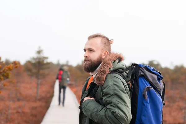 Dos Barbudos Con Mochilas Caminando Pantanos Campamento Aventura Viajes Concepto — Foto de Stock