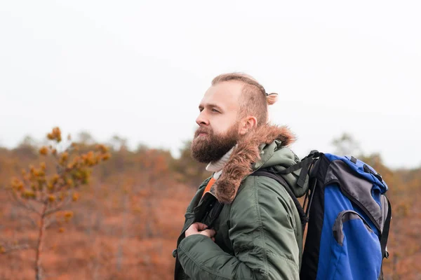 有胡子的家伙带着背包漫步在沼泽和欣赏的意见 旅行和钓鱼概念 — 图库照片