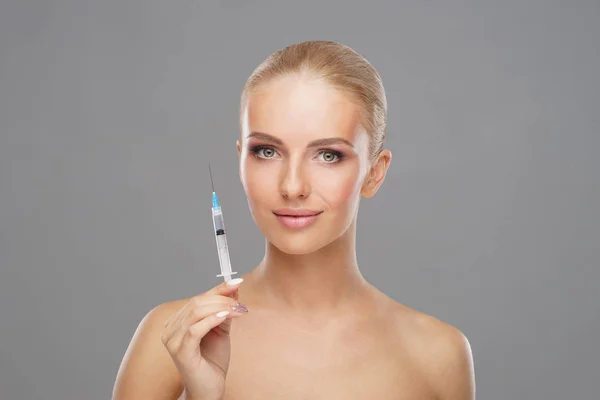 一个年轻女人的脸上注射了漂亮的药水 整形外科 皮肤摘除和美学医学概念 — 图库照片