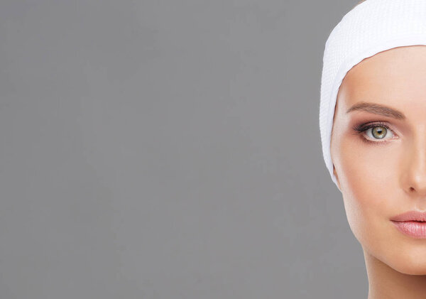 Schönes Gesicht Eines Jungen Und Gesunden Mädchens Vor Grauem Hintergrund — Stockfoto