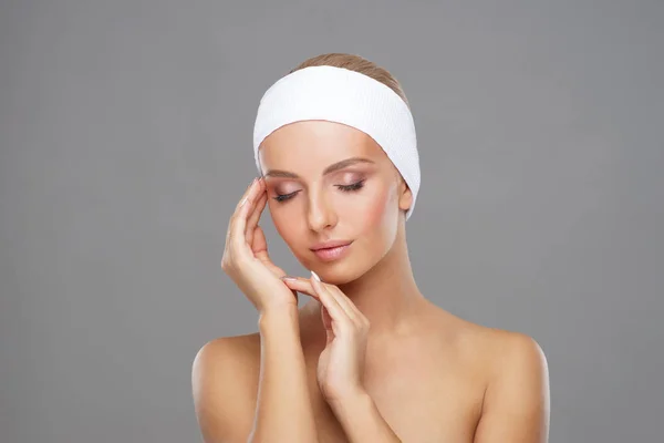 Szép Arc Fiatal Egészséges Lány Szürke Háttér Felett Skin Care — Stock Fotó