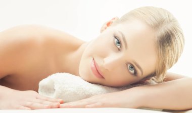 Genç, sağlıklı ve güzel bir kadın beyaz izole Spa portresi. Sağlık, rekreasyon ve gençleştirme kavramı.