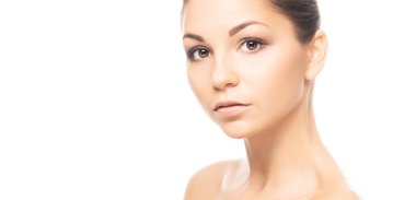 Beyaz arka planda izole edilmiş insan yüzü. Güzel, taze ve sağlıklı bir kadının spa portresi..