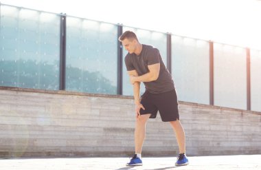 Genç, uygun ve spor içinde açık eğitim güçlü adam. Yakışıklı ve günbatımı ışığında adam. Spor, sağlık, fitness ve kentsel atletizm ve sokak spor salonu.