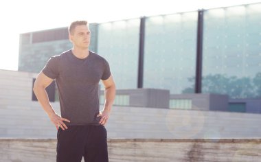 Genç, uygun ve spor içinde açık eğitim güçlü adam. Yakışıklı ve günbatımı ışığında adam. Spor, sağlık, fitness ve atletizm ve sokak spor salonu.