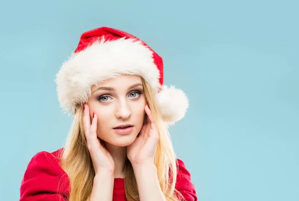 Attraente Bella Ragazza Cappello Natale Sfondo Invernale Con Fiocchi Neve — Foto Stock