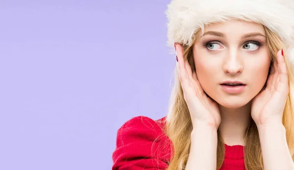 Menina Atraente Bonita Chapéu Natal Sobre Fundo Inverno Com Flocos — Fotografia de Stock